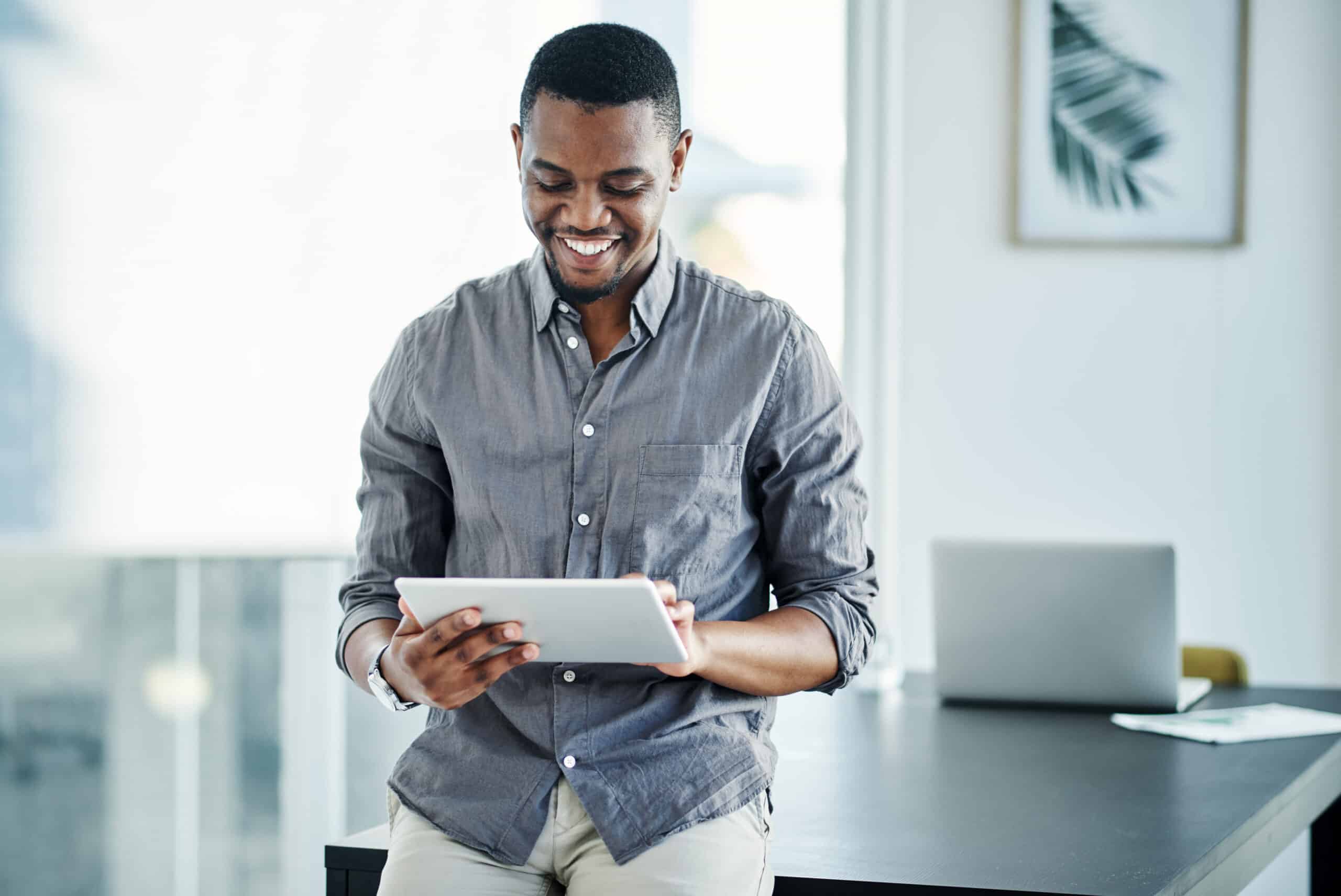 Conseiller consultant une tablette dans un bureau