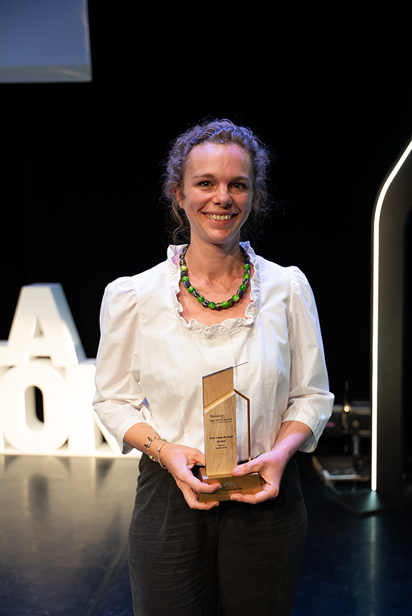Chanel Lentzy sur scène, tenant son trophée