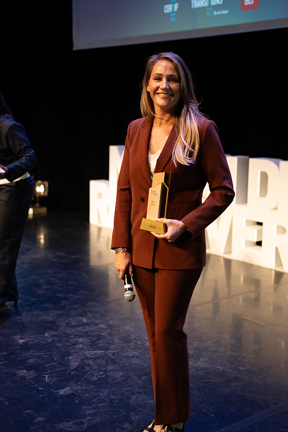 Joanne Cartier sur scène, tenant son trophée