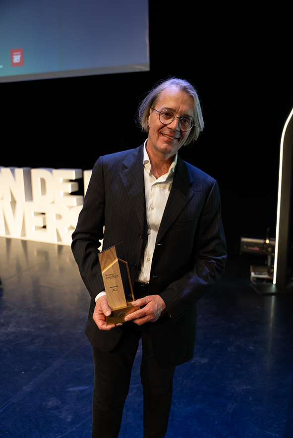 Olivier Bazin sur scène, tenant son trophée