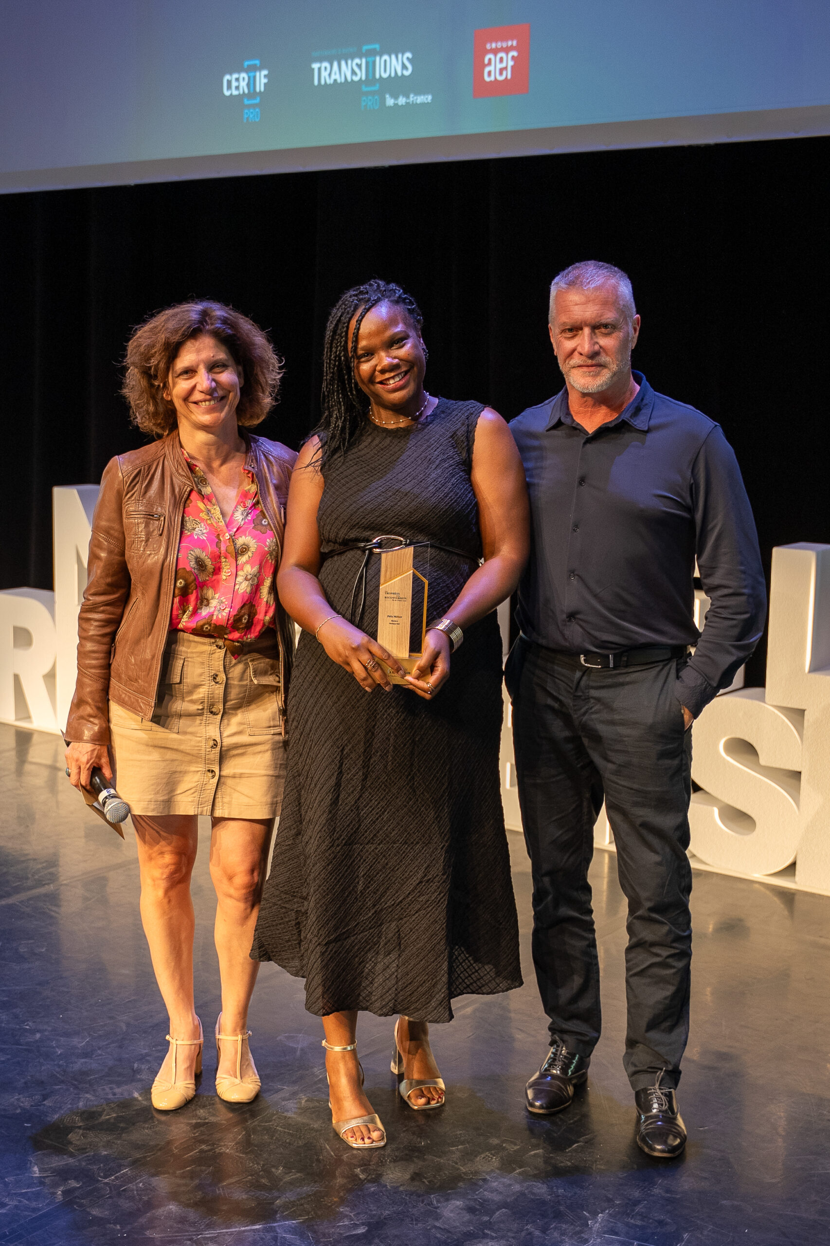 Remise du Prix Métier à Monique Sall sur scène