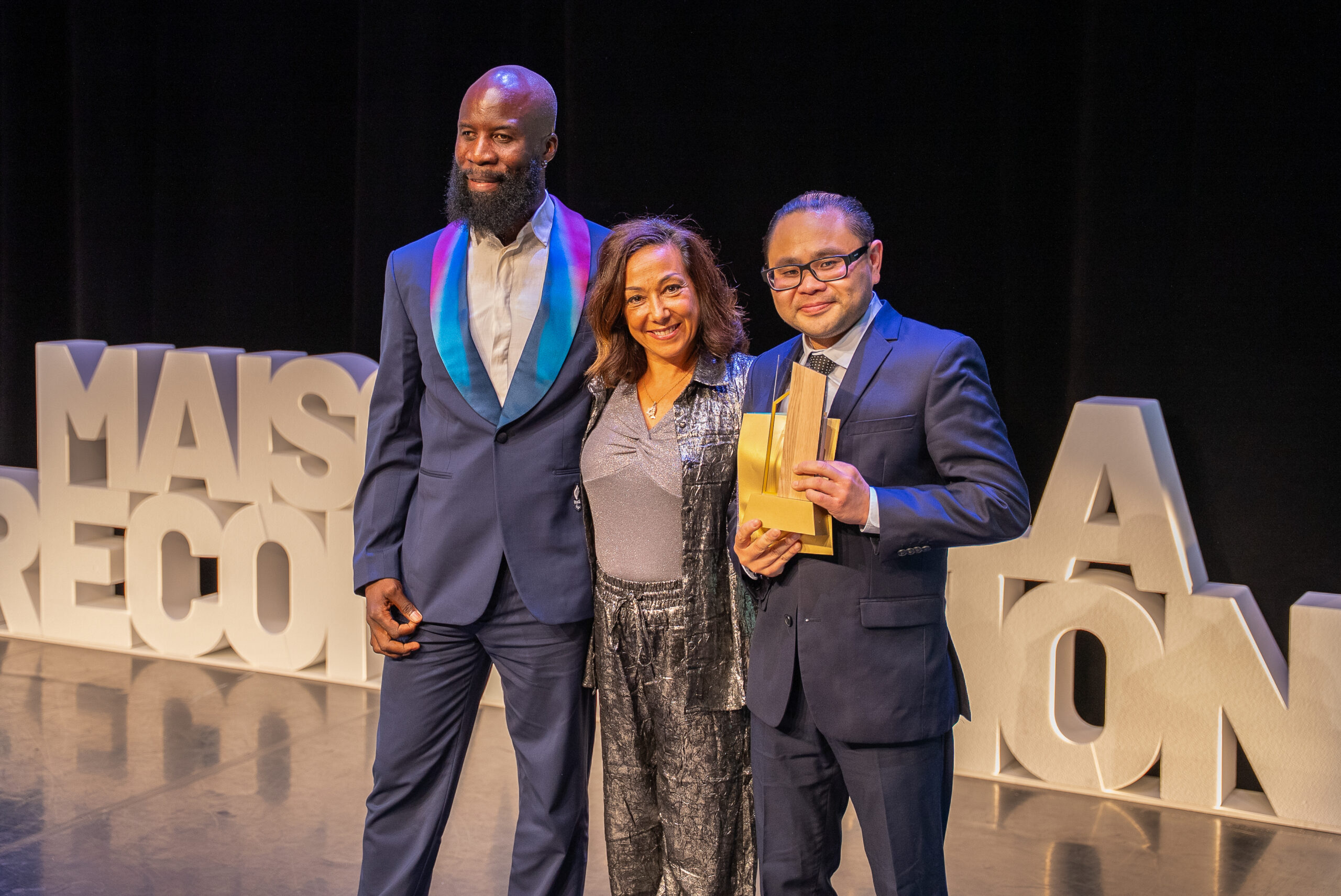 Remise du Prix Rebond à Hong Ngau sur scène