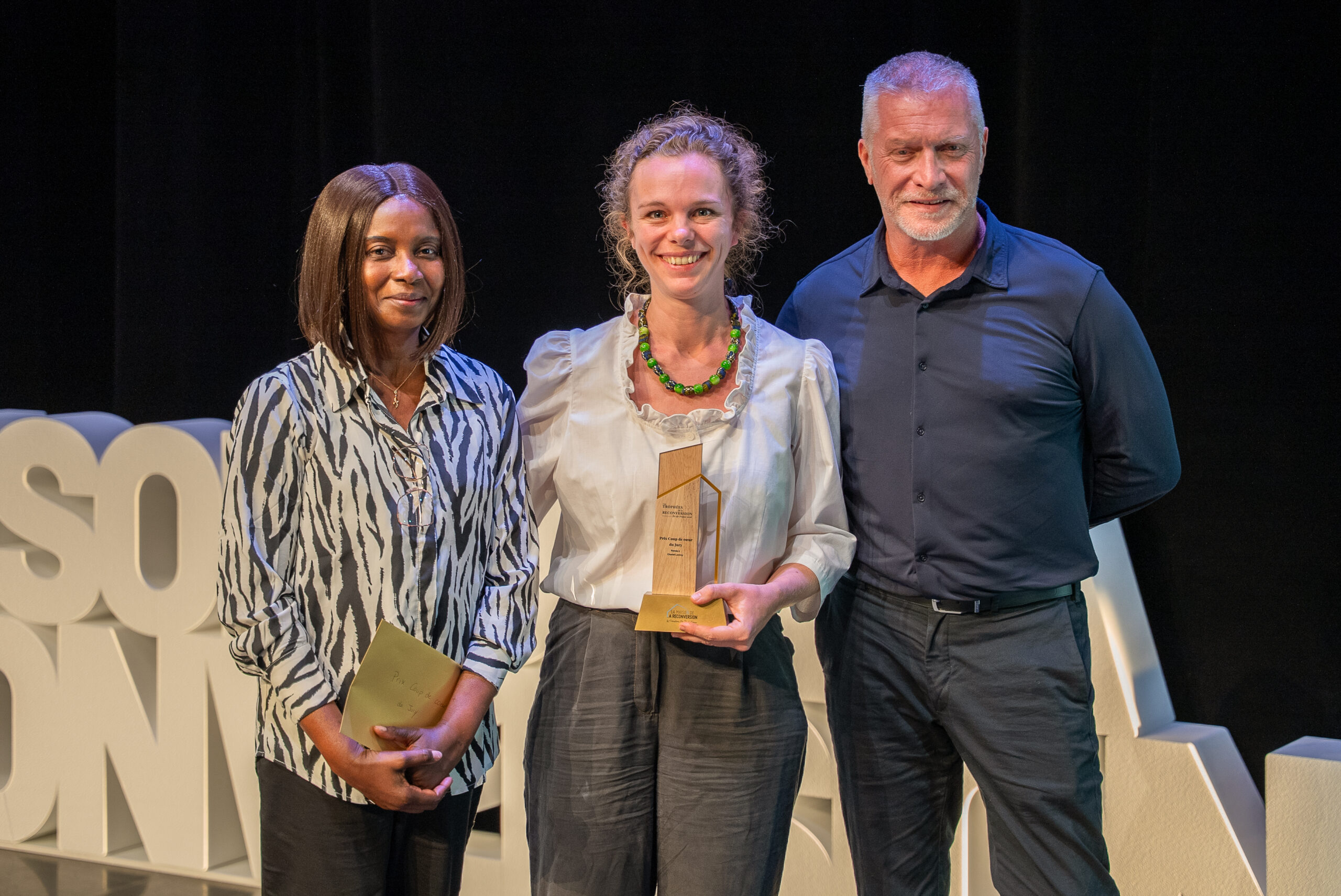 Remise du Prix Coup de cœur du Jury à Chanel Lentzy sur scène